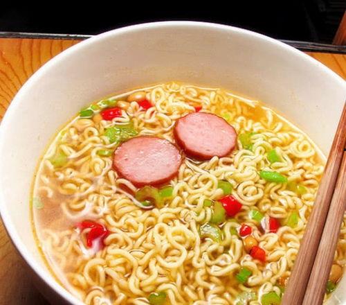 吃方便面的图片